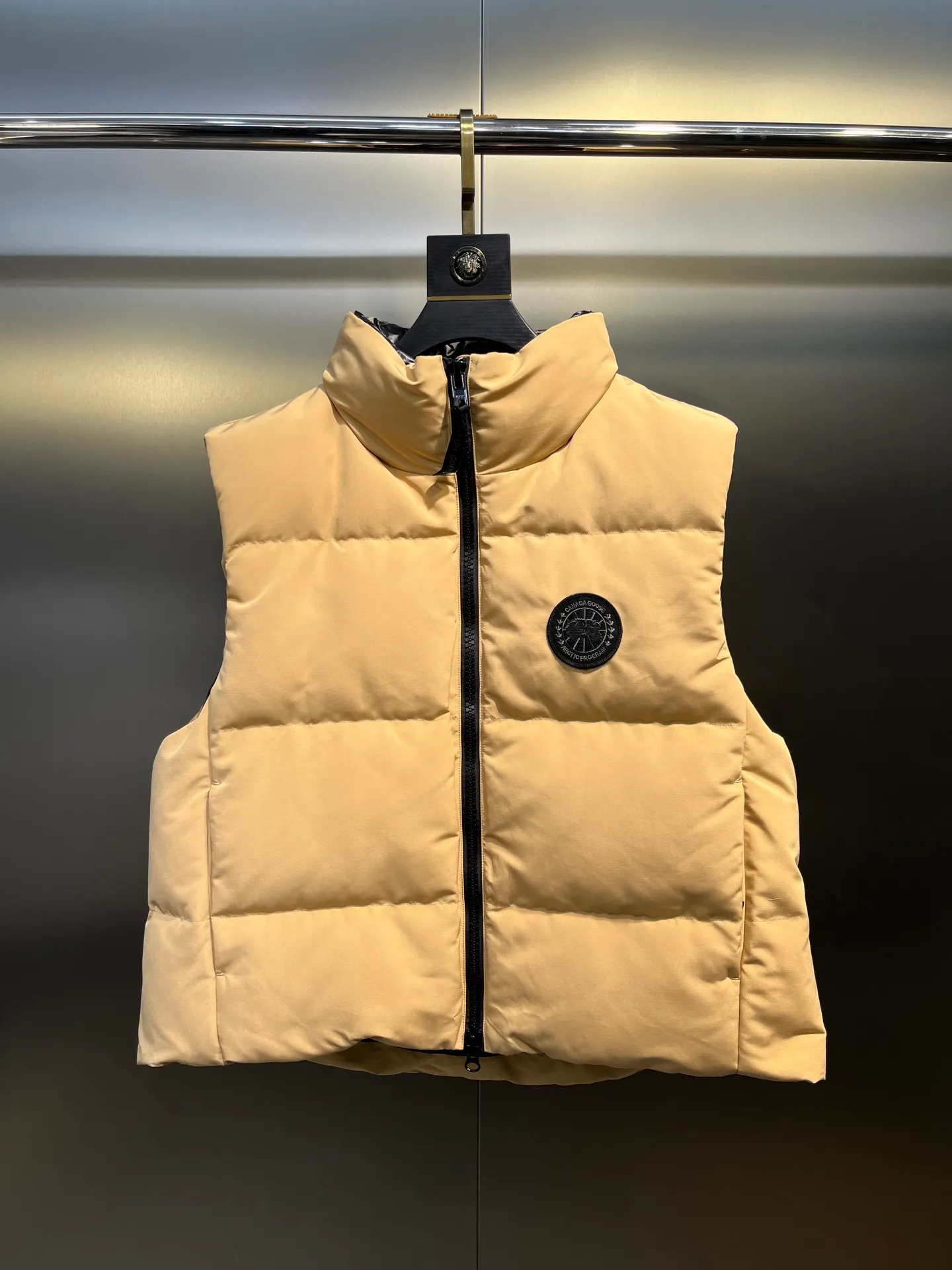 P660 Canadian Grandview black label women's short vest.  Constructed from Arctic Tech recycled fabric®, it features a cinchable hem for sleek styling and storage. Color: Polaris white, black, beige, soft light pink.  Size: s-xl